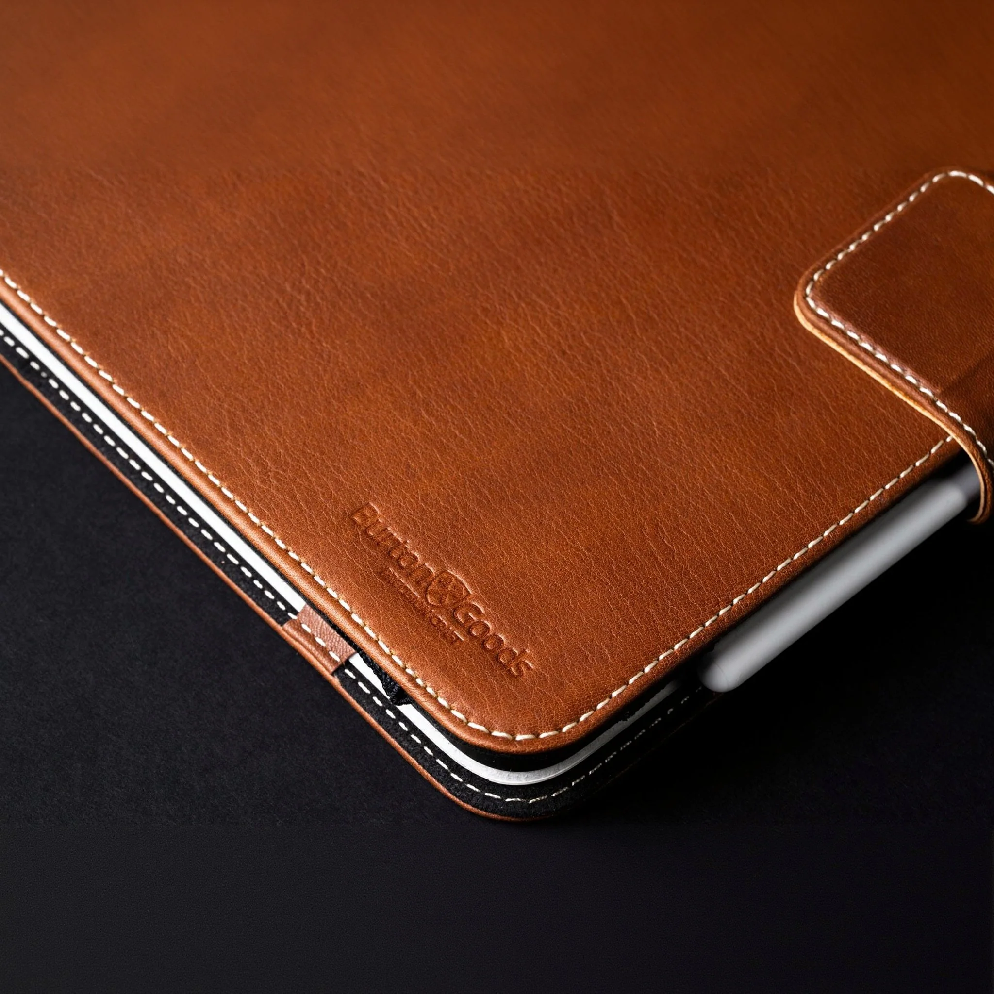 Limited Edition: Magic Keyboard Leather Case iPad Air 11 - Image 11