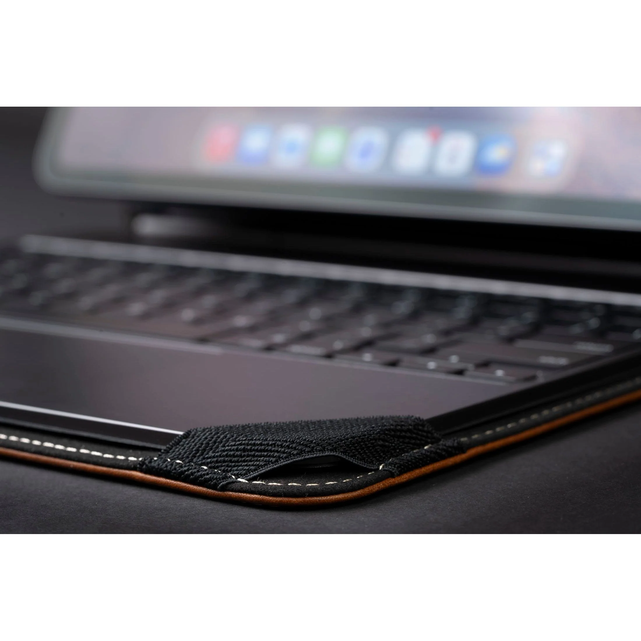 Limited Edition: Magic Keyboard Leather Case iPad Air 13 - Image 10