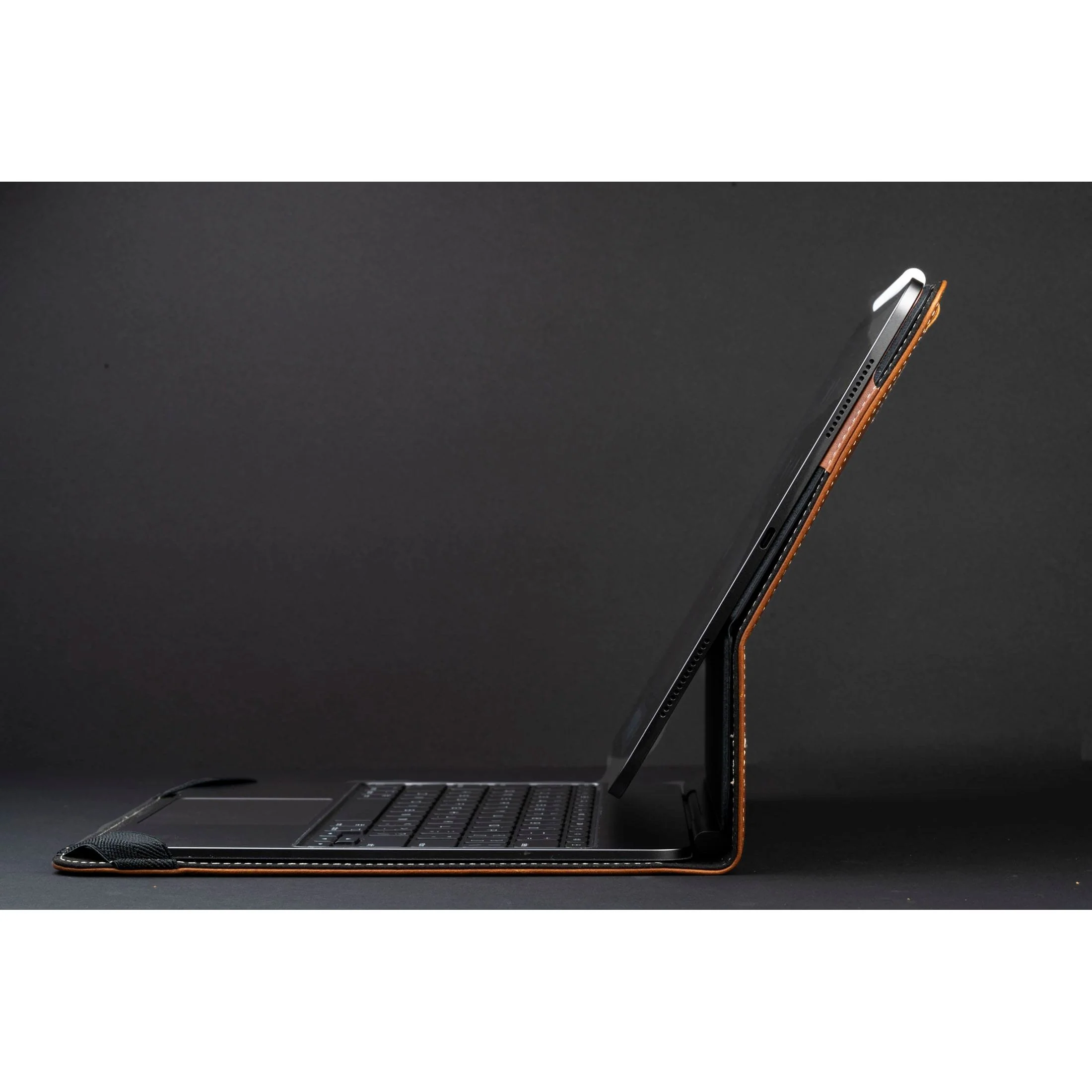 Limited Edition: Magic Keyboard Leather Case iPad Air 13 - Image 12