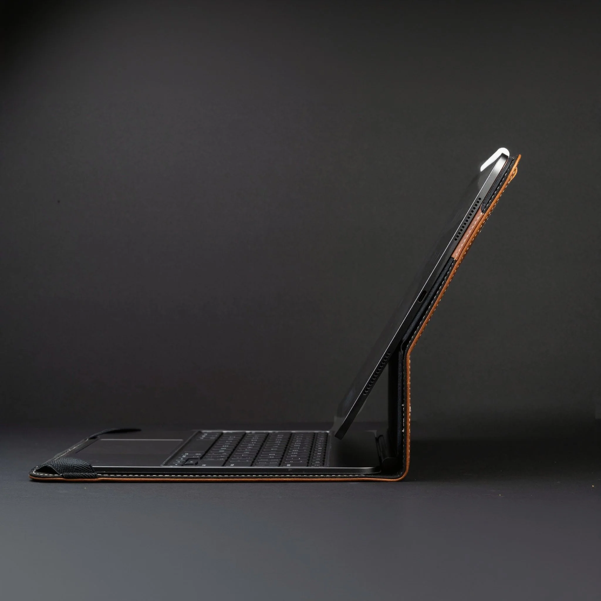 Limited Edition: Magic Keyboard Leather Case M5/M4 iPad Pro 13" - Image 7