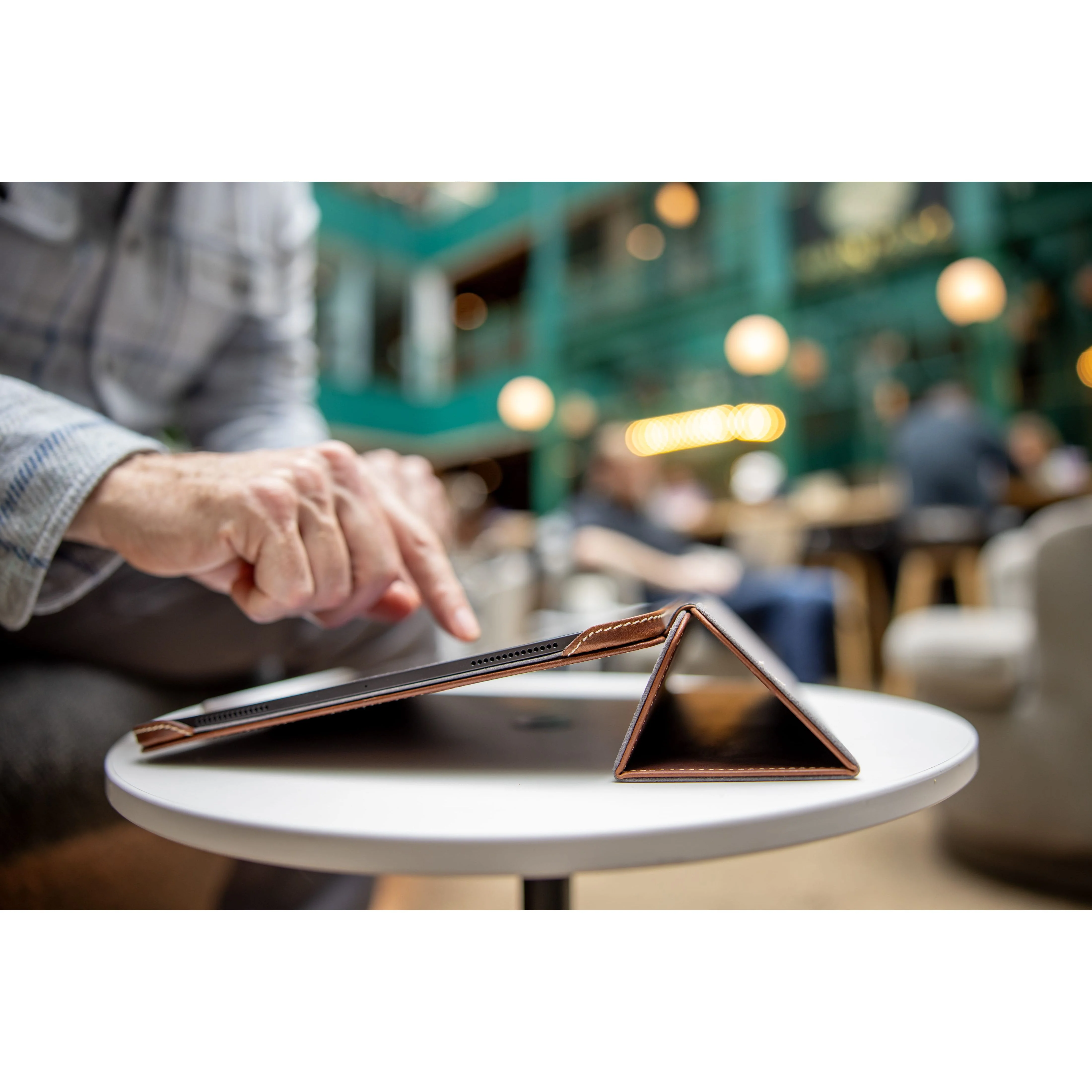 Slim Magnetic Leather iPad Case M5 / M4 iPad Pro 13" - Image 13