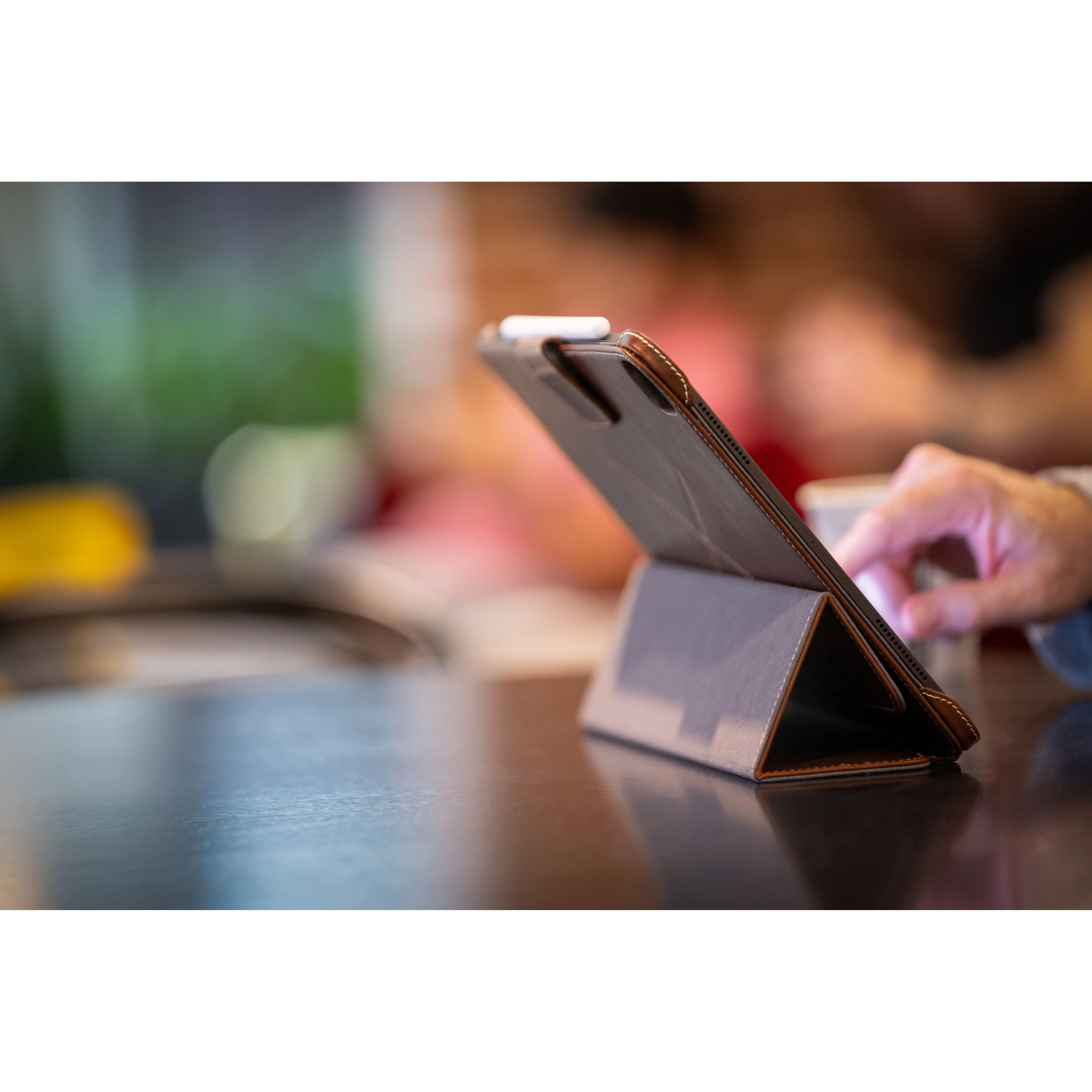 Slim Magnetic Leather iPad Case M5 / M4 iPad Pro 13" - Image 17