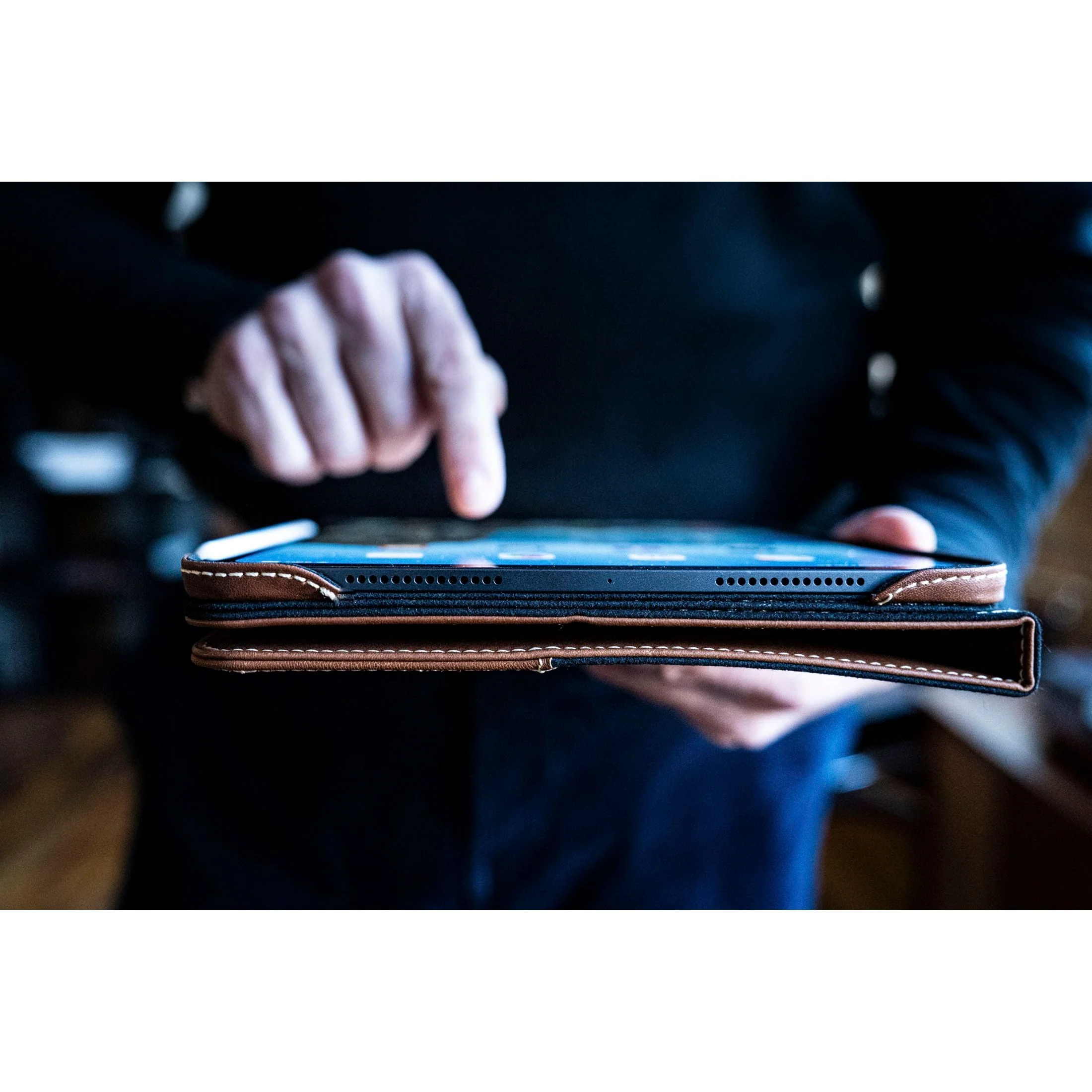 Limited Edition: Magnetic Leather Case M5 / M4 iPad Pro 11" - Image 6