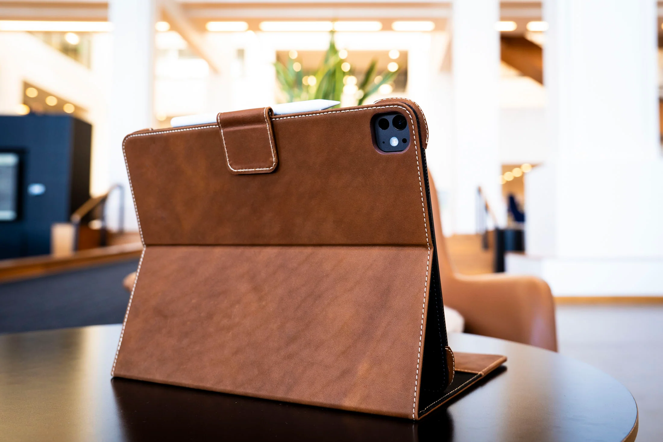 Limited Edition: Magnetic Leather Case M5 / M4 iPad Pro 13" - Image 10