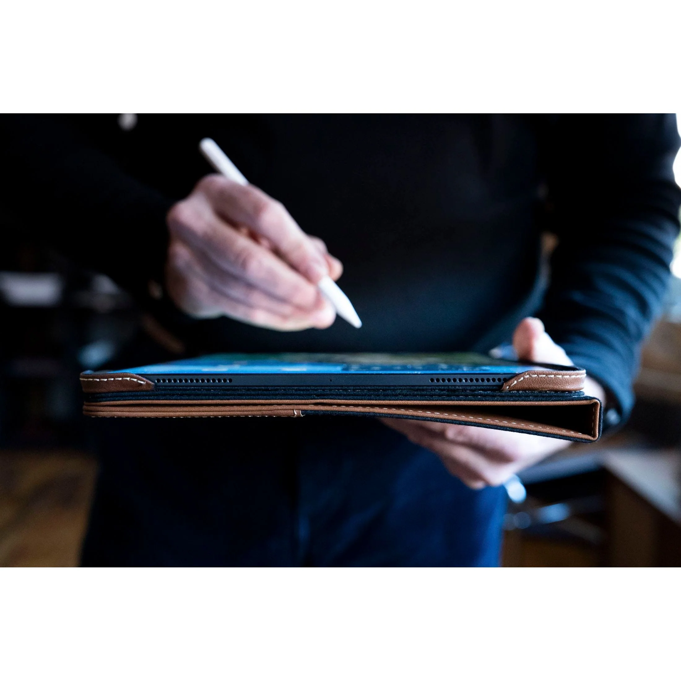 Limited Edition: Magnetic Leather Case M5 / M4 iPad Pro 13" - Image 8